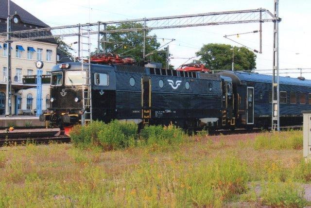 SJ Rc6 1344 med tog i Kalmar 2013.