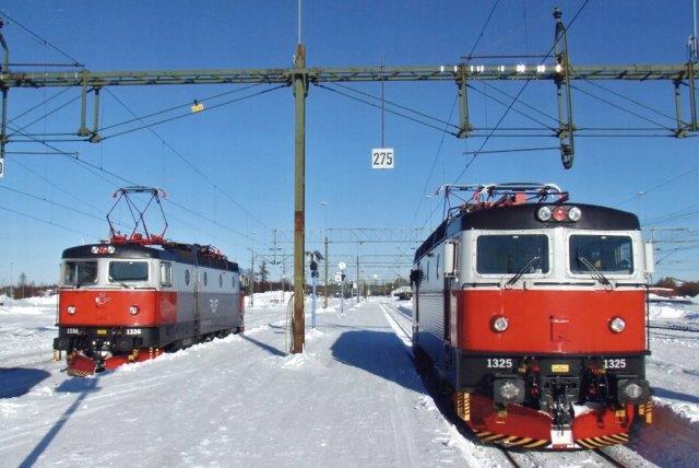 SJ 1325 og 1326 kører på Malmbanen et eller andet sted i 2010. Tilsyneladen er det nu igen SJ, der kører. Lokomotiver er røde og hvide til en afveksling.