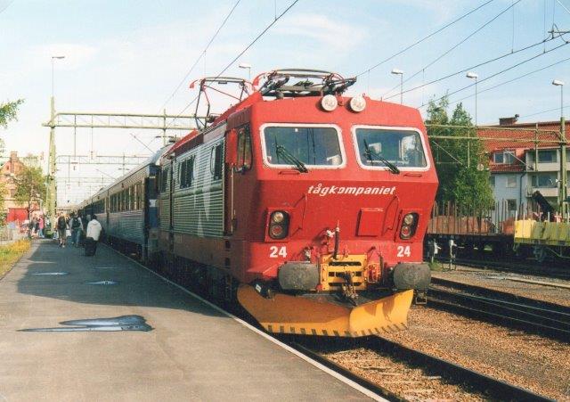 Tågkompaniet kørte fra udbuddet indtil 2003 Laplandsekspressen Göteborg/Stockholm - Luleå/Narvik. i 2002 brugte de sJ Rc, mens der i 203 sås en norsk El 16.24. Foto: Ulrich Völz i Umeå 2003.