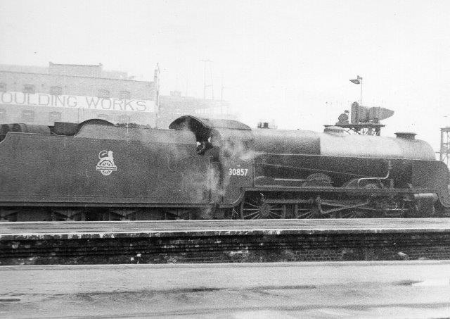 BR 30856 måske i Dover eller en anden færgeby. Maskinen er en 2C bygget 1926 til Southern Railway. Foto: Hans Kristian Hansen engang i 50'erne.