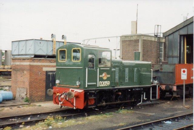 Mellem London og Harwich findes en større by Colchester, hvor vi stoppede. Her holdt BR 2059 fra Barcley. Dette foto er taget far kørende tog 1988.
