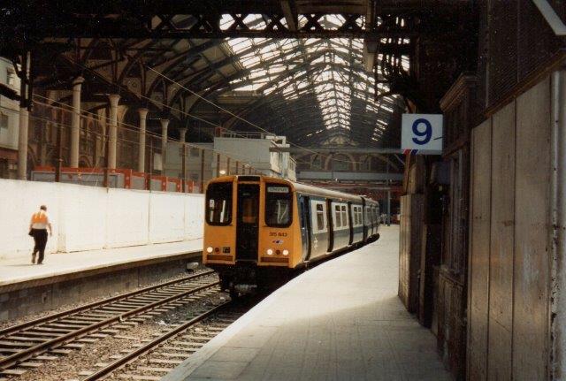 BR 315 843 , et nærtrafiktog med overledning på Liverpool Street Station 1988.