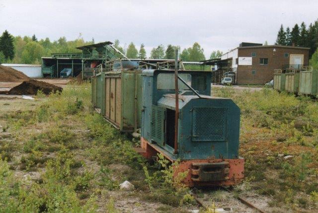 Scanpeat Diema 1839/1955 hensat med syv jerntipvogne. Foto 2006.