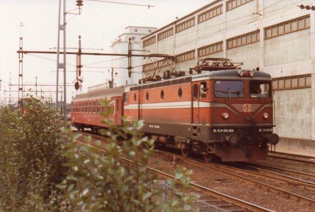 SJ Rc3 1058, ASEA 1662/1970 i Helsingborg med en dansk vogn 1978. I følge svens hjemmeside blev lokomotivet først Rc3 1988? (1987 Rc2 og oprindeligt Rc(1).)