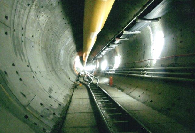 Tunnelen var enkeltsporet, men hvor der manuelt med 300 til 400 meter mellemrum gravedes en af de 13 tværtunneler var der et arbejdsspor. Foto: 2007.