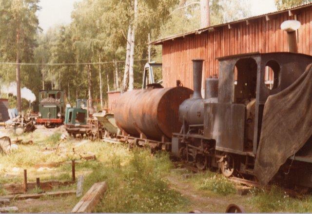 Endnu et O&K-lokomotiv stod ude ved besøget 1978 også uden plade og data.