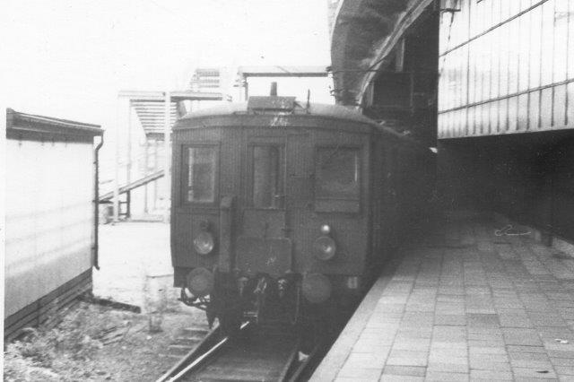 En banens otte elektriske motorvogne XCo bygget af Asea 1912 - 14 på stationen ved Slussen 1975.