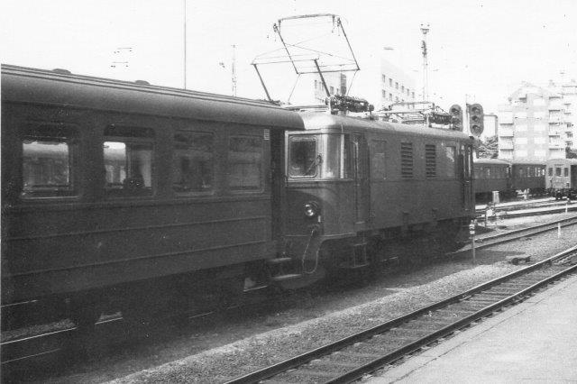 Tre personvogne fremført ef et af banens fem elektriske lokomotiver fra Asea bygget mellem 1939 og 46. Foto på Östra 1975.
