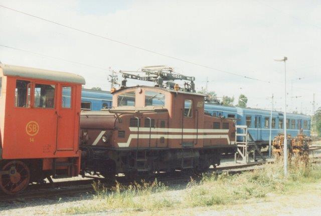 SSLidJ 201, Asea 241/1939 samt lidt af et motorlok som et lev fra tiden før SL overtagelse, da banen også havde godstrafik. Foto i Neglingen 1988.