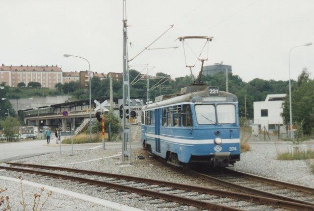 I 1988 måtte passagererne stig om og tage Lidingøbanen linje 221, hvis de ville fra Tunnelbanen til Lidingö. Her er SSLidJ 374 på vej. Tunnelstationen ses i baggrunden.