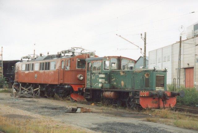 I front lokomotivet "Sågen," NCB, Hismofors, KHD 56882/1958 hos SKÅJ, Stockholms Kultursällskab för Ånge och Järnväg i Albano i Stockholm 1988. Lokomotivet bagved er SJ F 701, der ses under Statsbaner.