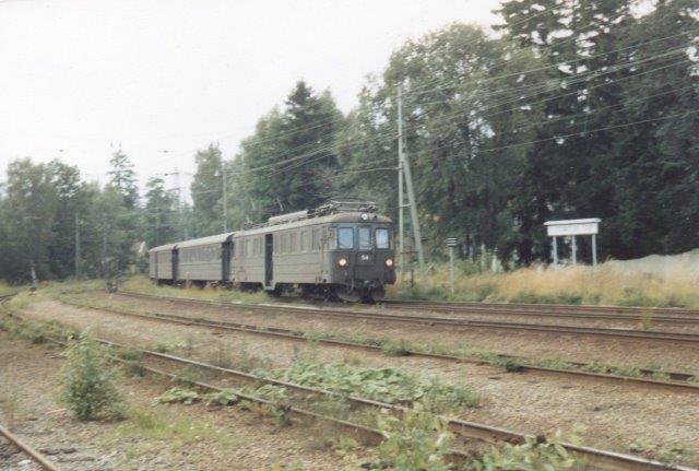 På en andet sidebane kom 54 med mellemvogn og styrevogn. Fotoene er fremdelest fra Djursholms Ösby 1988.