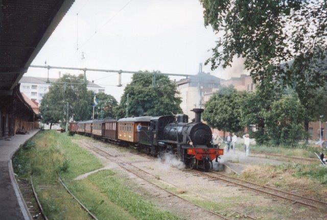 En dag i 1988 fremførtes toget fra Upsala af banens nr. 28, et 1'C'1 lokomotiv med tender.