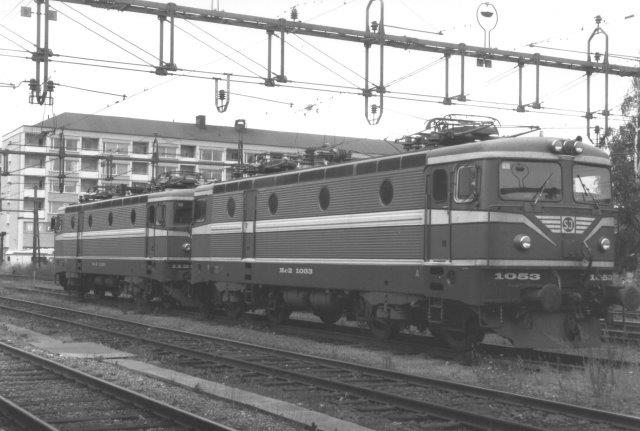 SJ Rc2 1053 og Rc3 1128 i Upsala 1988.