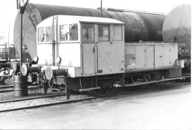 Nynäs Petroleum 08, Kalmar 34/1937. Der var flere tidligere ejer. Første ejer var SJ, der betegnede lokomotivet SJ Z3 80. Bemærk, at skiltet med 80 nu er vendt og genanvendt som nr. 08! 1984.