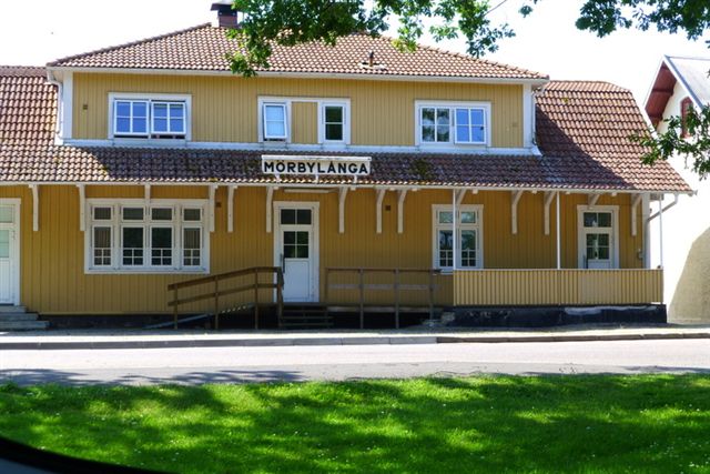 I Mörbylånga 2014 på Sydøland løb jeg over denne bygning, jeg formoder var banegården.