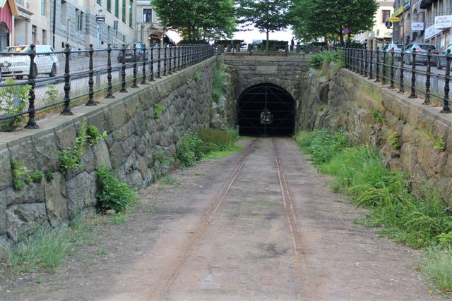 Lige syde for banegården forsvandt havnebanen til flådehavnen ind i en tunnel under byen. Der var stadig 2013 sporrester.