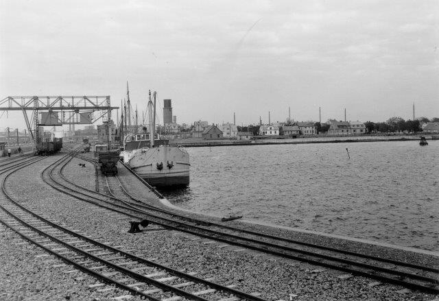 Havnens spor var omfattende. Også her trestrengen omend nærmeste skifte kun er smalsporet. Foto far Museet.