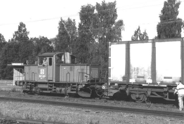 I 1988 havde SJ taget over fra TGOJ i Grängesberg. Trafikken var behersket. Her ankommer SJ Z67 651 med to containervogne til ladesporene.