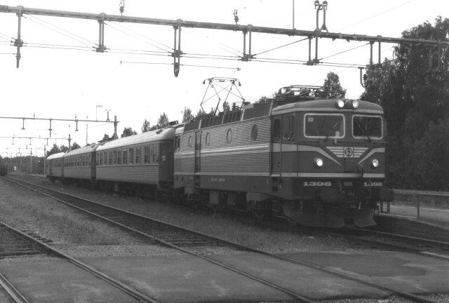 Efter at TGOJ-banen til Ludvika var taget op, var der kun en perron tilbage i Grängesberg med en behersket toggang. Normalt en SJ med tre personvogne. Her SJ Rc6 1398. 1988.