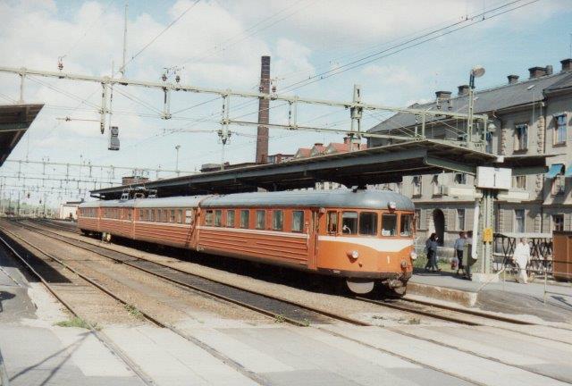 TGOJ X20 1, (201 - 204) ved perron I Eskilstuna 1988.