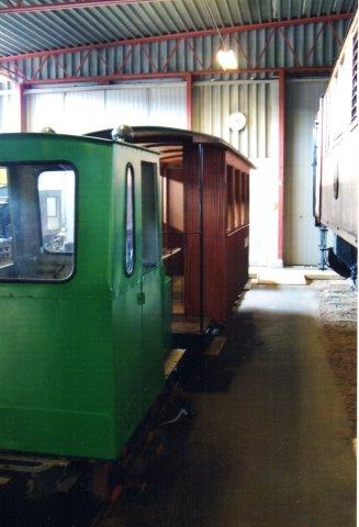 Museets lille tog: motorlokomotiv og personvogn, ikke særlig fotogent opstillet og uden data. 2011.