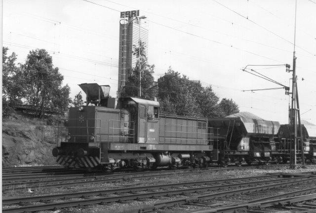 I Oxelösund sås TGOJ V11 71! med et par ballastvogne. 1988.