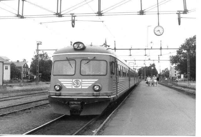 SJ X9 130 med et af dagens få tog i Vara i 1986.