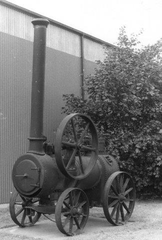 Uden for Stenas port stod en lokomobil, Munktell 4726/1912. Foto fra 1986.