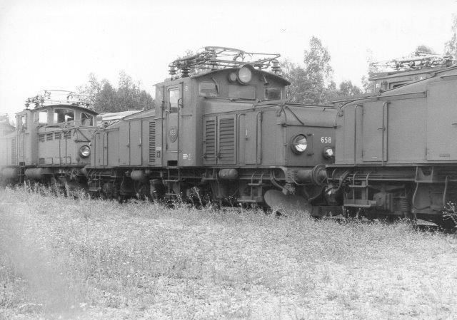 SJ Ud 858 sammen med søster samt til venstre en anden type. 1986 på en lokomotivkirkegård ved SJs hovedværksted i Örebro.