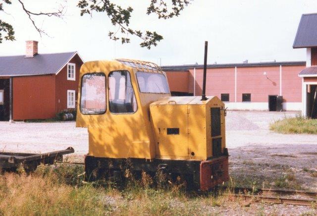 Stockåsværkets sidste lokomotiv var et ombygget O&K 8604/19??. Fotograferet i 1986. Næste gang jeg så lokomotivet var det i en anden mose.