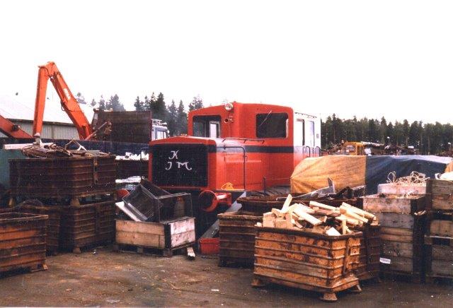 Sammes andet lokomotiv fra Jönköping Motorfabrik, JM var uden data. Ved at bøje et K i jern fik firmaet sammen med JM deres egne initialer frem! 1986.