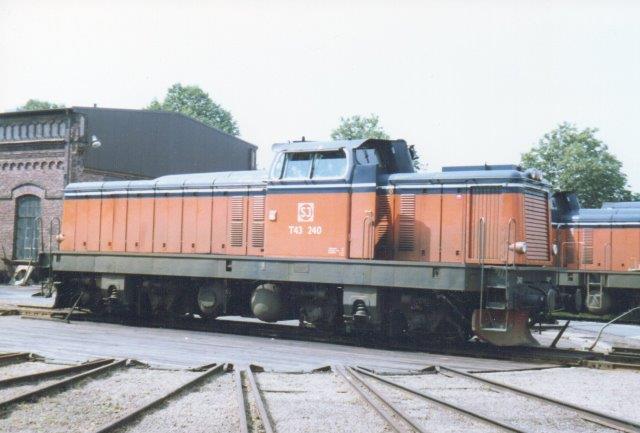 SJ T43 240 ved depotet i Halmstad 1986. I årene 1961 . 63 er der af NOHAB bygget 50 styk med GM-motor. 1500 hk og 72 t.
