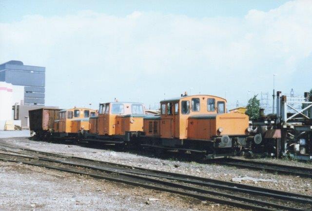 Tre af værket fire normalsporlokomotiver holder kaffepause i 1986.