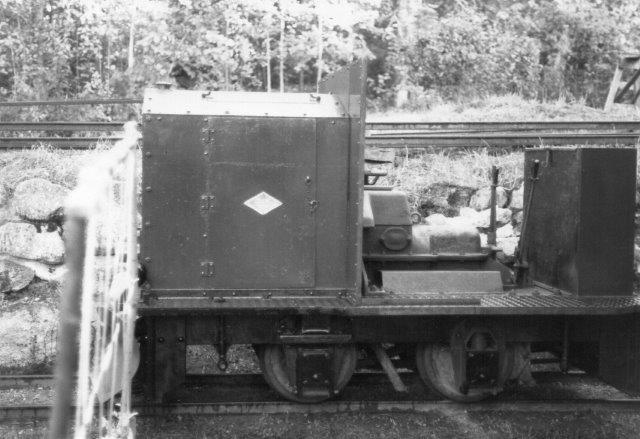 O&K 11429/1939. Type RL1C i 600 mm. Det har kørte på en tømmerflådningsbane tilhørende Iggesund, hvorefter det kom til Forssa Teglværk og til sidst til A. Lernbo. Efter denne død i 2002 formentlig til Kalle Svalborg? Foto i Söderhamn 1988.