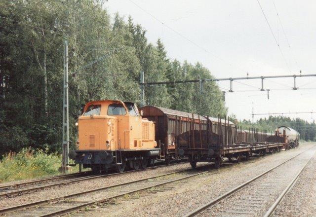 På vej til NBC mødt vi NBC 33, MaK 400 060/1968. Type 450C. Maskinen havde tidligere blandt andet kørt på havnen i Hannover. Det var kommet til NBC i Vallvik 1982, og jeg fotograferede 1988.