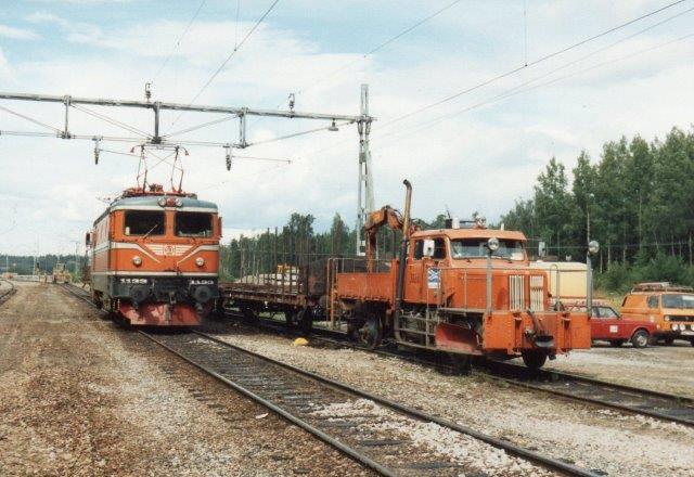 Hvor Hå - Valvik tidligere krydsede lå nogle SJ-spor. Her holdt SJ 1133 og SJ 3920 i form af en Volvo-lastbil på skinnehjul.