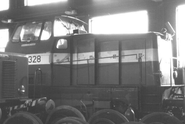 OVAKO 8631, ASEA 1702/1972 til eftersyn i remisen. Til 1979 var den SJ T45 328. Derefter kom den til SKF (kuglelejer) og s til OVAKo. Foto 1988.
