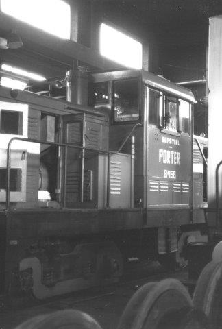OVAKO8458, Porter 8159/1947. Det lokomotiv var som T45 dieselelektrisk og kørte togene til SJ med et lok for og et lok bag på grund af stigningen. Der var normalt 30 vogne i stammen. 1988.
