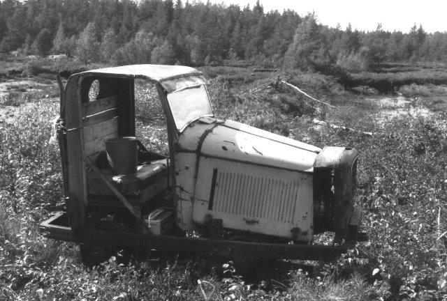 Et stykke trækkraf resterede i Hellaryd. Det eneste bestemmelige var en Opel-køler. 1988.