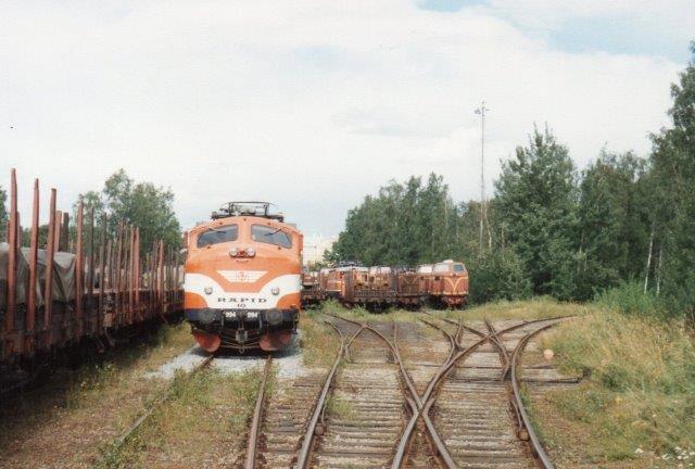 Lokomotivkirkegården på SJs hovedværksted i Örebro 1988. Seks spor med materiel. Her ses Ra, Rc og T21.