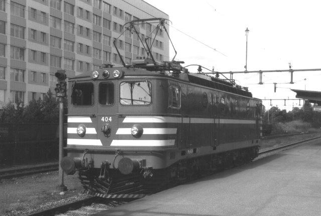 TGOJ Ma 404 på stationen i Eskilstuna. Til venstre ses tomme malmvogne. 1988.