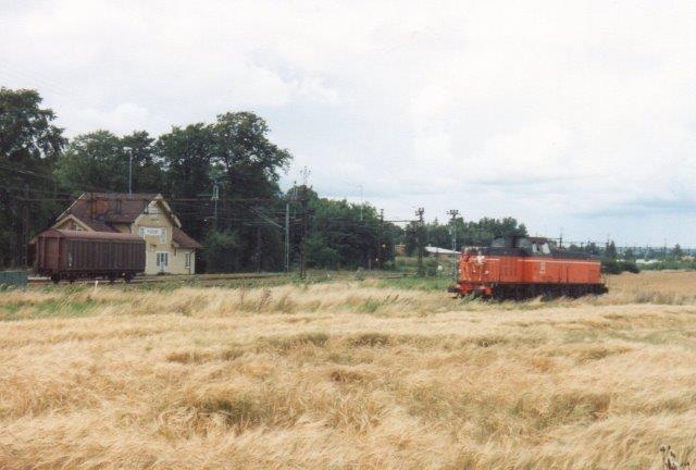 SJ T44 321 rangerer med to vogne til Fiskeby Board gennem en kornmark og returnerer nu tom. 1988.