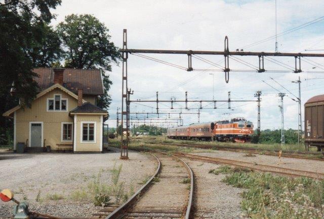 Mens vi var påi den lille idylliske station i Fiskebæk, passerede SJ Rc6 1389. Forinden var SJ Rc4 1272 også passeret. 1988.