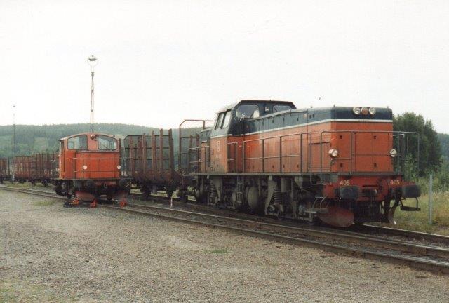 Hos Store Kvarnsveden holdes SJ T44 405 og udvekslede vogne med det lejere fabrikslokomotiv, SJ Z67 648. 1988.