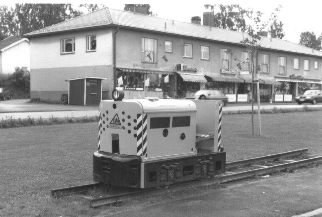 Allerede 1988 stod der et denkmallokomotiv i Grängesberg. Det var Jenbach 1322/1960. Type JW15. 750 mm. Det var mærket GIA, idet denn fabrik i Grængesberg var importør af Jenbac-lokomotiver. Dette stammede fra Stora Risbergfältet under Grängesbergkoncernen.