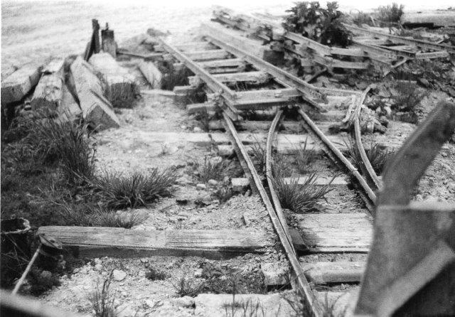 I 1974 var banen opgivet, selv om dele af sporene lå endnu. Foto: H. H. Frølær, 1974. Han har overladt mig negativerne.