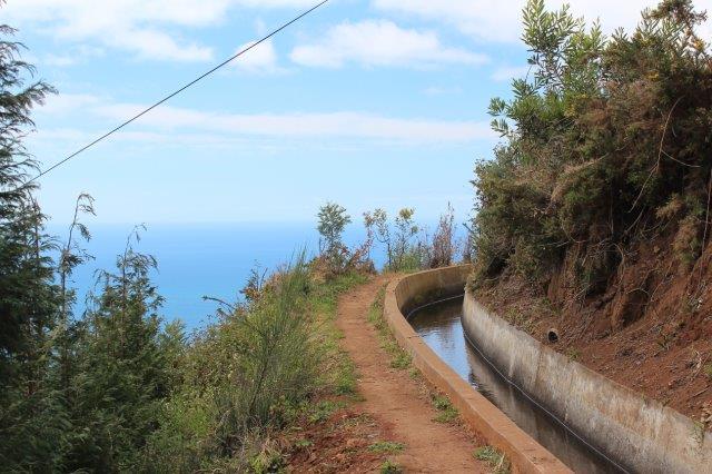 Billedet er nok lidt synsbedrag. Trådte man ved siden af, faldt man ikke i havet. Under horisonten ligger i øvrigt Funchal. Området her hedder i øvrigt Sao Joao Latrao.