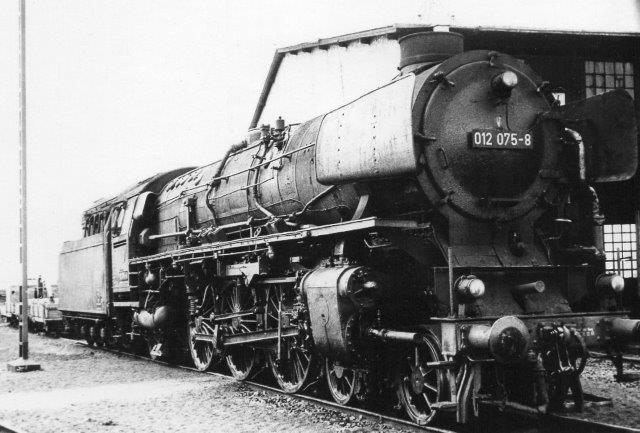 Mens jeg ikke ulejligede mig med damplokomotiver, besøgte min ven Thostrup Christensen depotet i Westerland i 1969 og tog en række damplokomotiver. Her ses DB 012 075-8. Den er med o12 betegnelsen olierfyret.