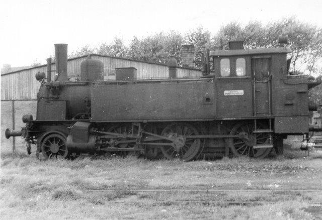 Mens metersporlokomotiverne forlængst er udrangeret, var et af normalsporlokomotiver anskaffet til omsporingen endnu i behold, da jeg så banen første gang. Fra Deutsche Reichsbahn anskaffedes tre preusiske T 9² til driften. Her ses i Niebüll i 1961 KND 1, Hohenzollern 1125/1899, der var 1Cn2t. Den købtes i 1926 og ophuggedes 1963 efter at have været hensat i et års tid. Hos DR havde den 91 008. Min far kom først og tog billedet i 1961.